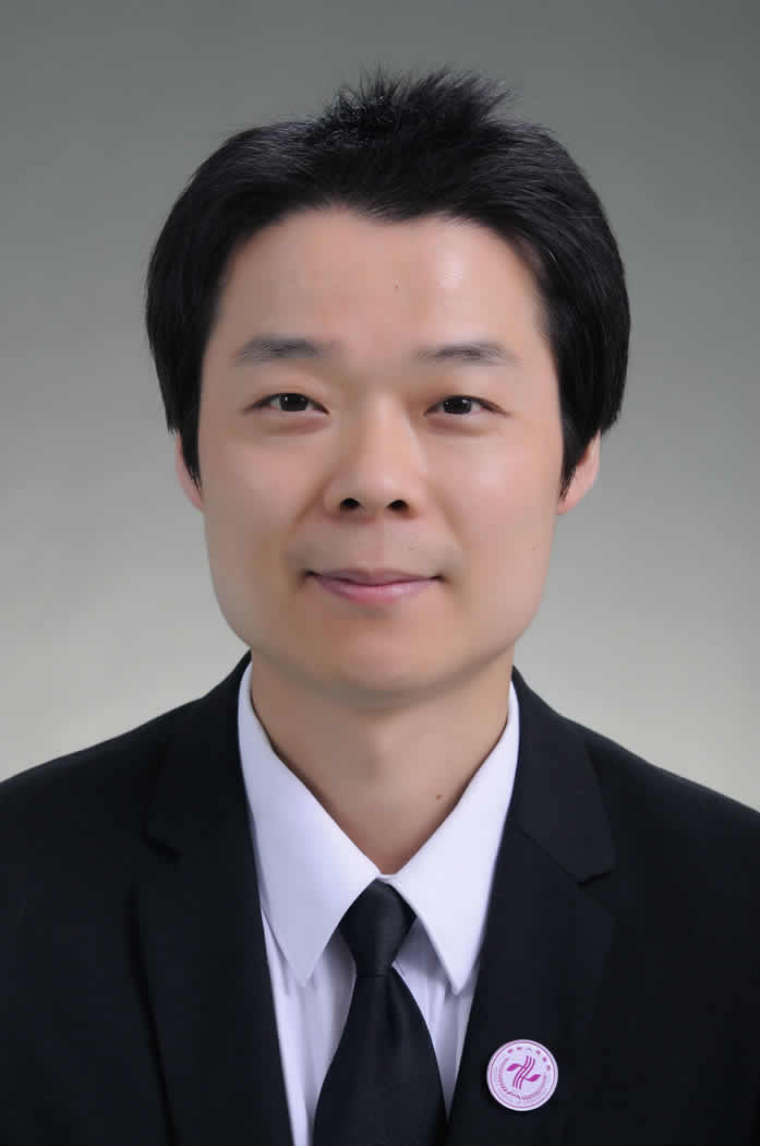 黄玉成医学美容中心主任、皮肤科副主任、副主任医师、副教授详细...