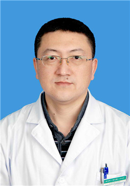 齐万里                        职务：骨科中心主任
                        职称：主任医师